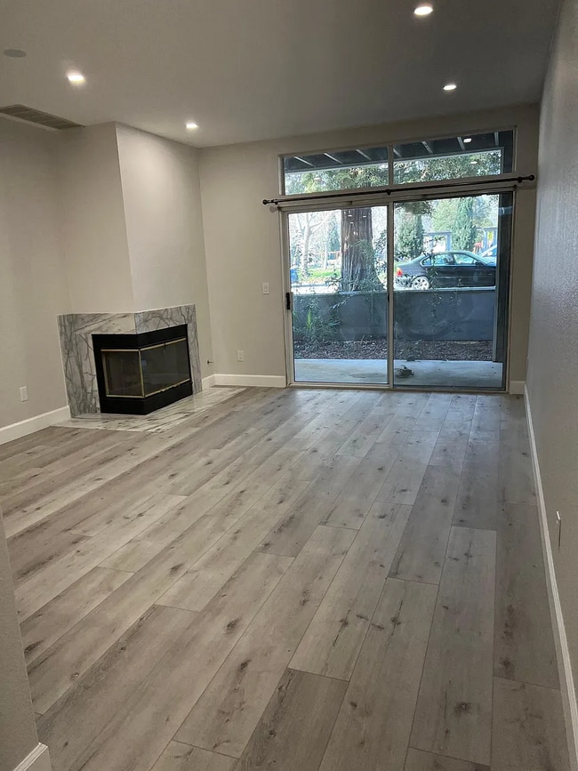 Building Photo - 1bed/1bath condo with patio.