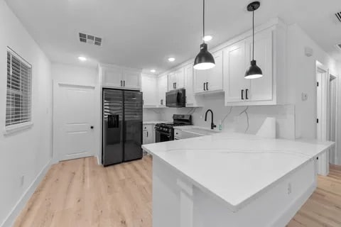 Building Photo - 842 E Laramie Ln