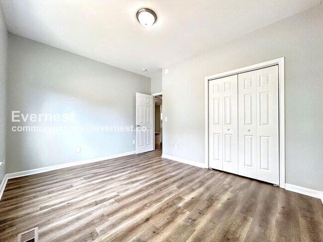 Building Photo - Fast-Track Savings /6 Bed, 3 Bath Home with Fenced Yard & Off-Street Parking / Pet-Friendly / Ava...