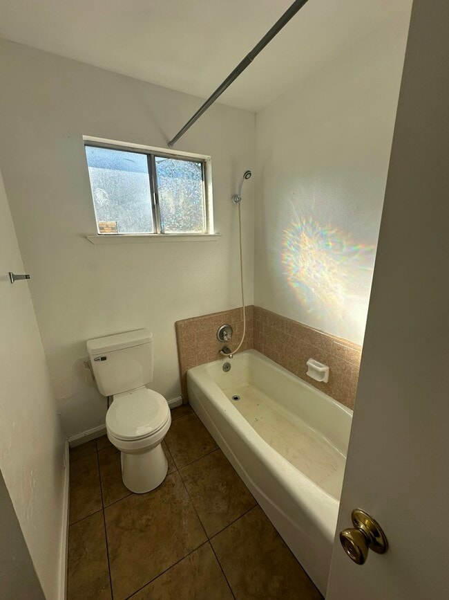 Building Photo - 1711 E Paradise Ave