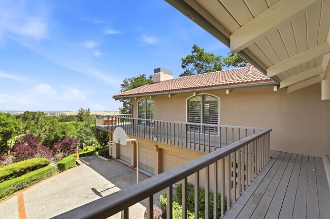 Building Photo - 3187 Alexis Dr