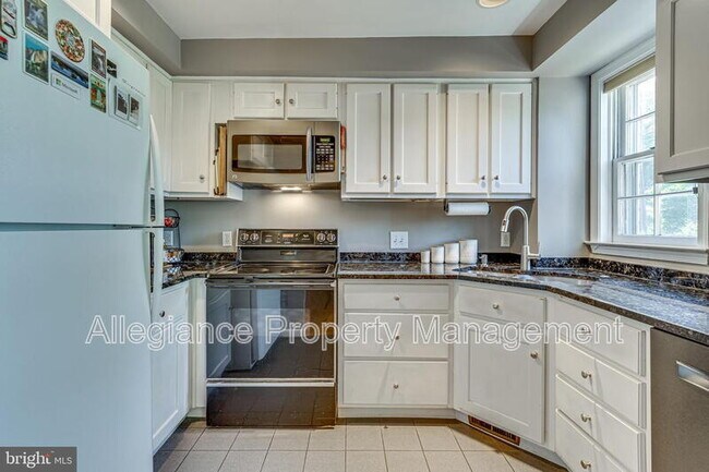 Building Photo - 912 Green St