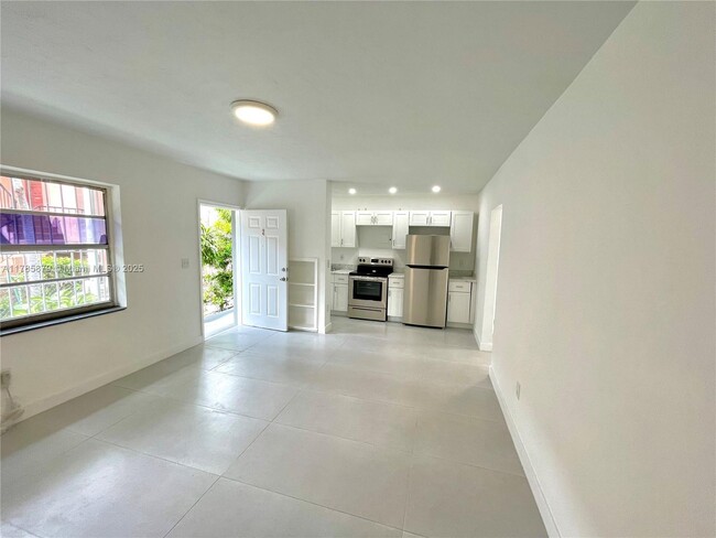Building Photo - 550 SW 10th St