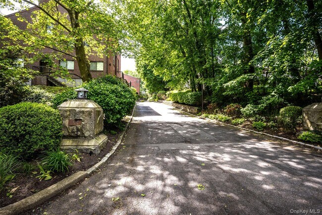 Building Photo - 150 N Bedford Rd