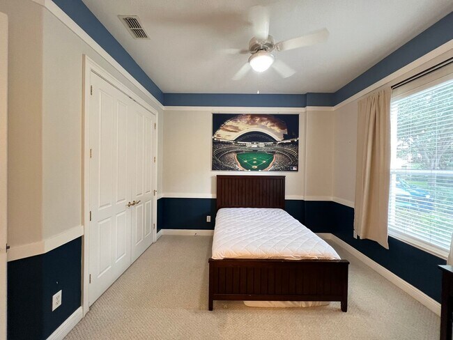 Building Photo - GORGEOUS SINGLE FAMILY HOME - PROPERTY  FU...