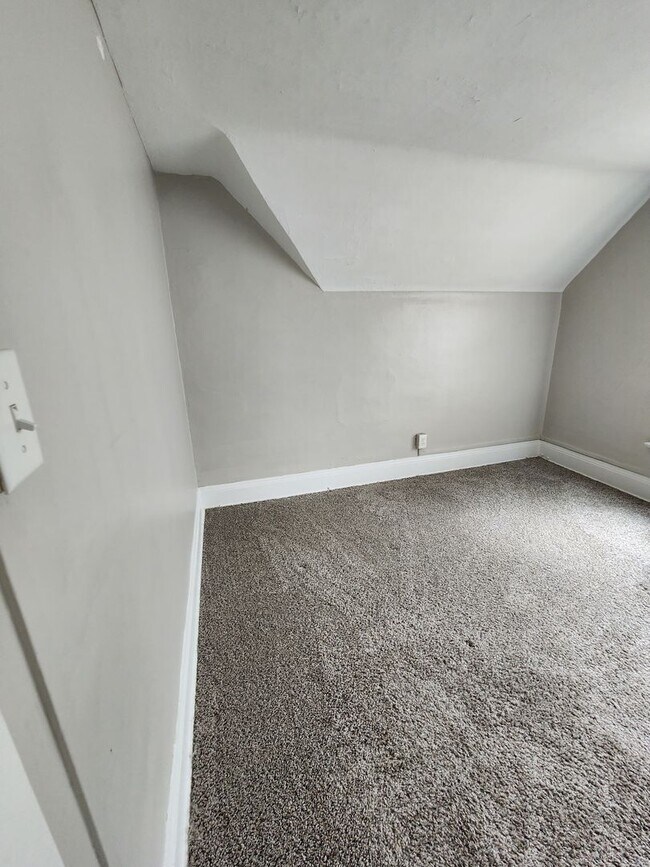 Building Photo - SUPER CLEAN 1 Bedroom Apt For Rent