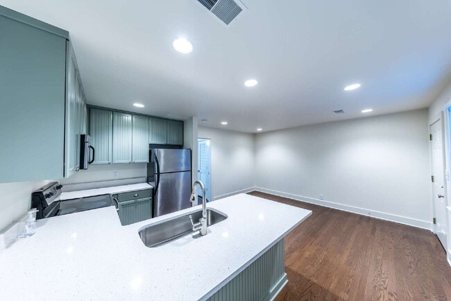 Building Photo - **LEASED**   Renovated Condo on Fatherland, Minutes to 5 Points!