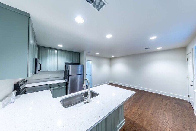 Building Photo - Renovated Condo on Fatherland, Minutes to ...