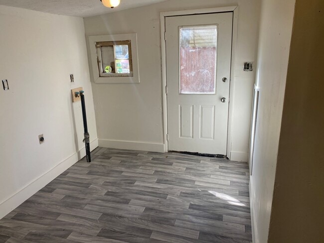 Building Photo - Fully Renovated 1 Bedroom Bungalow for Rent