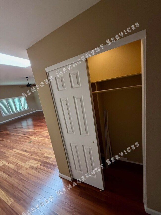 Building Photo - 3 BEDROOM 2 BATHROOM HOME RIGHT ON McCORMI...