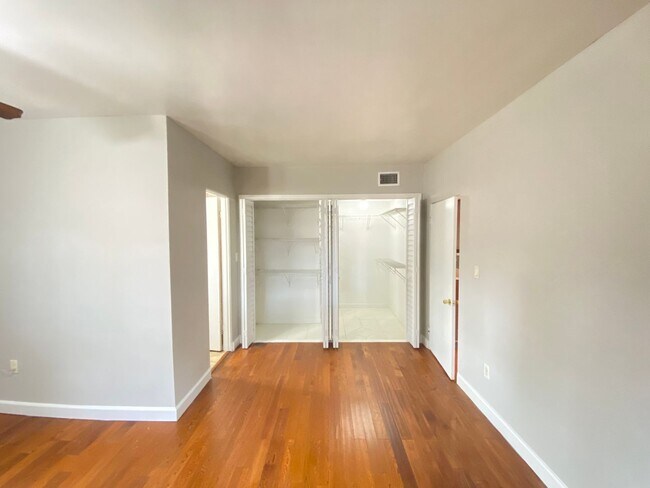 Building Photo - 3/2 single family home minutes from Lake E...