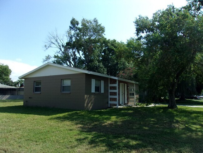 Building Photo - Adorable 2 Bedroom Just Minutes from Ameni...