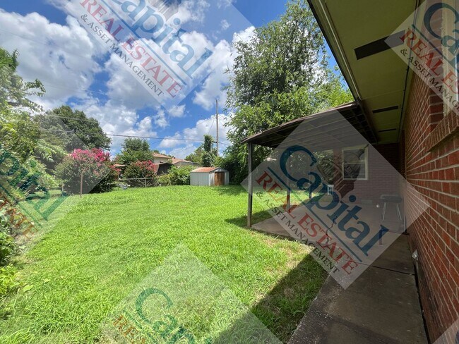 Building Photo - Charming 3 Bedroom