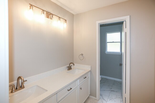 Building Photo - 18102 Mahogany Forest Dr