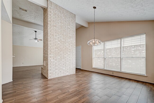 Building Photo - 2102 Creekshire Dr