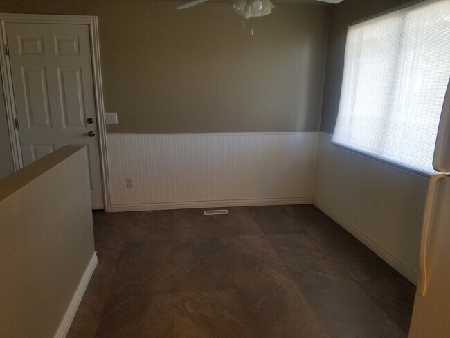 Building Photo - Available August 1st! 3 bed 1 bath, fully ...