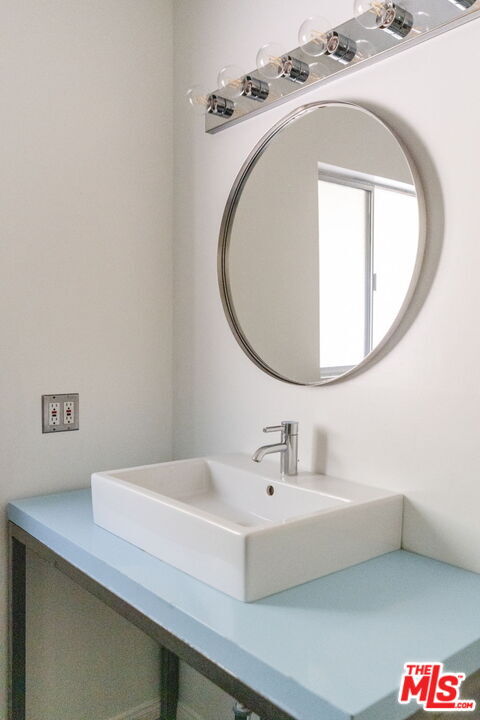 Building Photo - 2042 Sanborn Ave