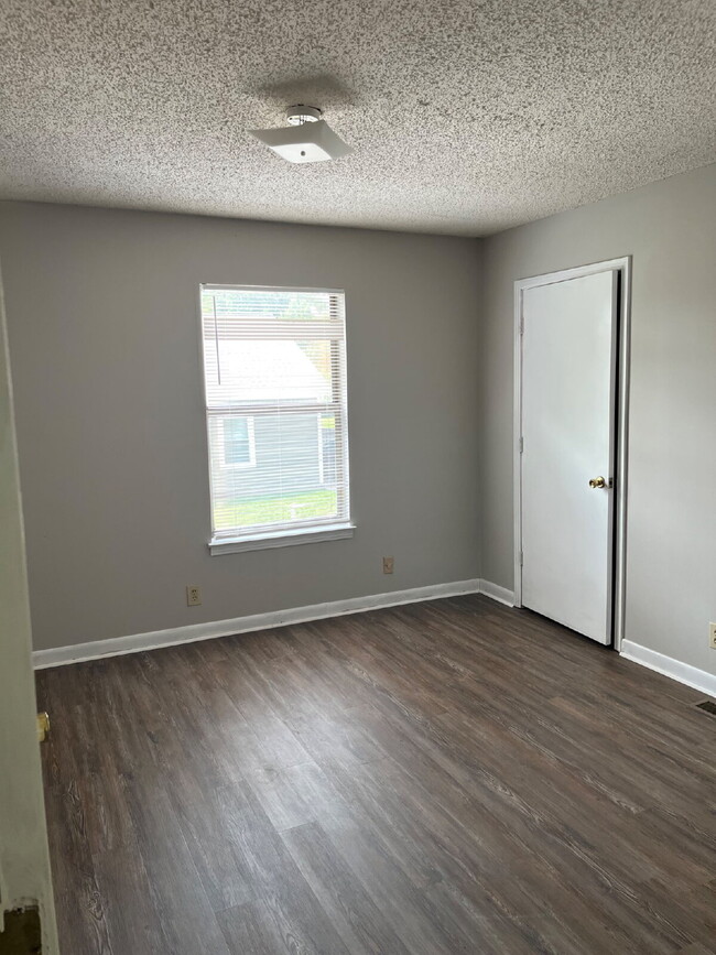 Building Photo - 2 BEDROOM 11/2 BATH TOWNHOME  MINUTES TO D...