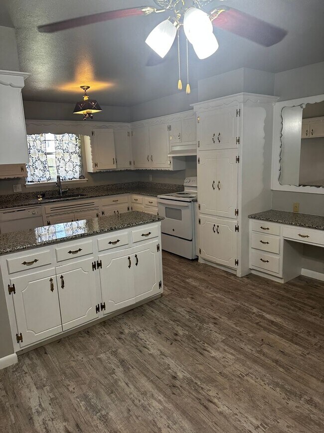 Building Photo - Great 3 bd/1.5 ba Home - Lots of Built-in Storage