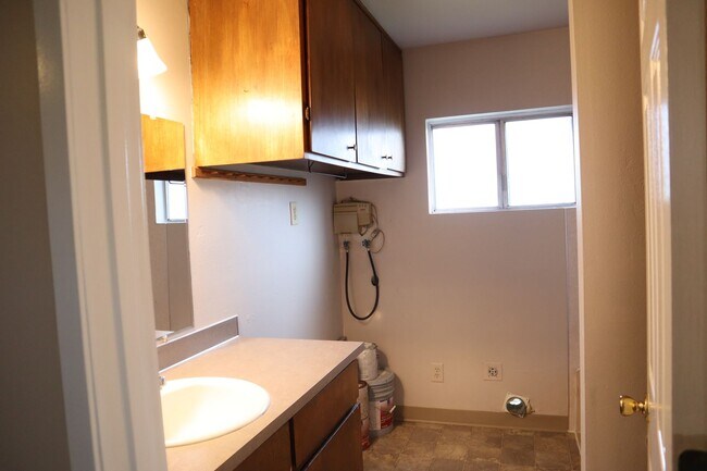 Building Photo - Cozy Single-Family Home for Lease in Brush...