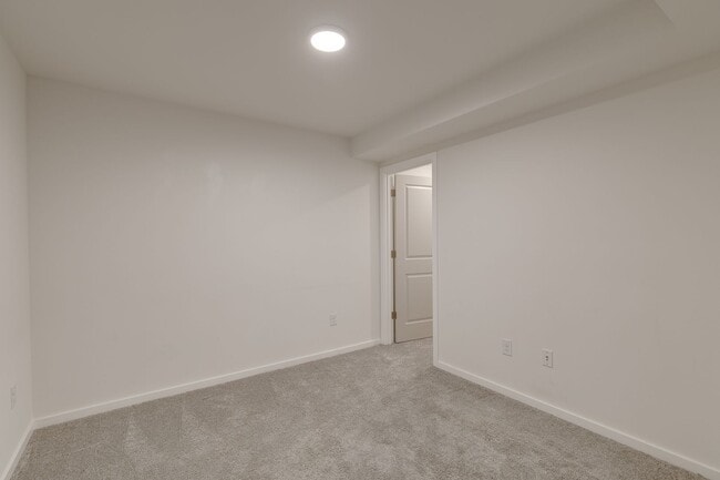 Building Photo - Queen Anne West Townhome with A/C Availabl...