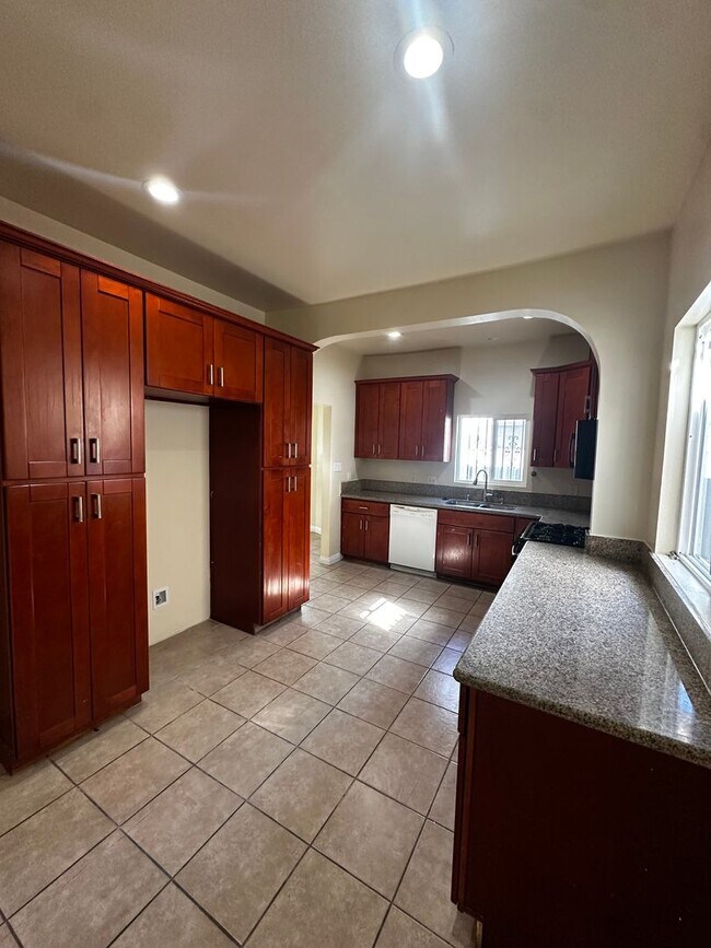 Building Photo - 750 E 40th Pl