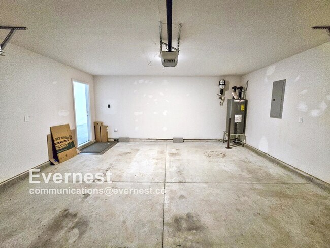 Building Photo - Spacious 3 Bed, 2.5 Bath Home with Attached Garage / Pet-Friendly / Vouchers Accepted / Available...