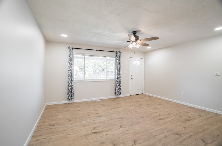 Building Photo - 405 Joellen Pl