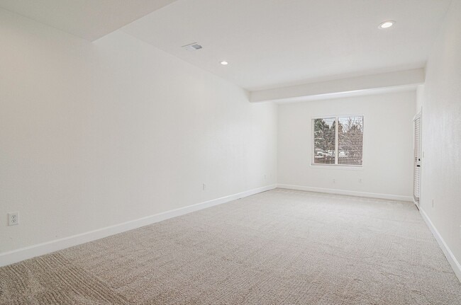 Building Photo - Fully renovated 3 bed/ 2.5 bath duplex in Casle Rock!!