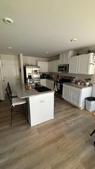 Building Photo - 284 Thicket Dr