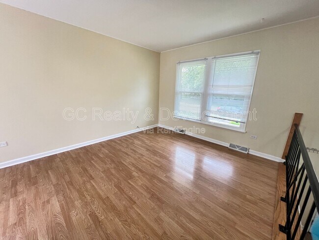 Building Photo - 206 E Center St