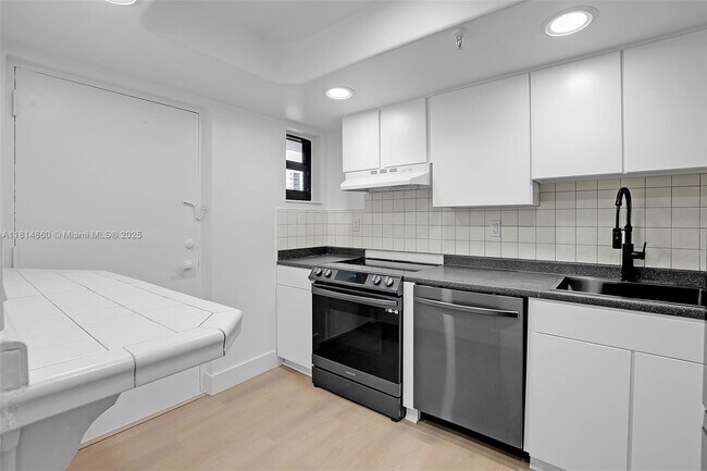 Building Photo - 6830 Indian Creek Dr
