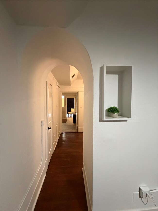 Building Photo - 402 Hyde Park Blvd