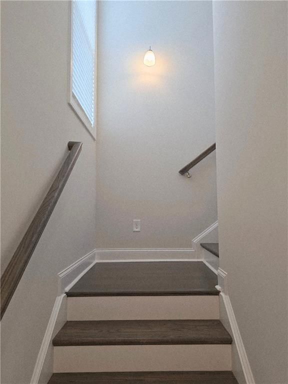 Building Photo - 657 SUMMIT HILL Way