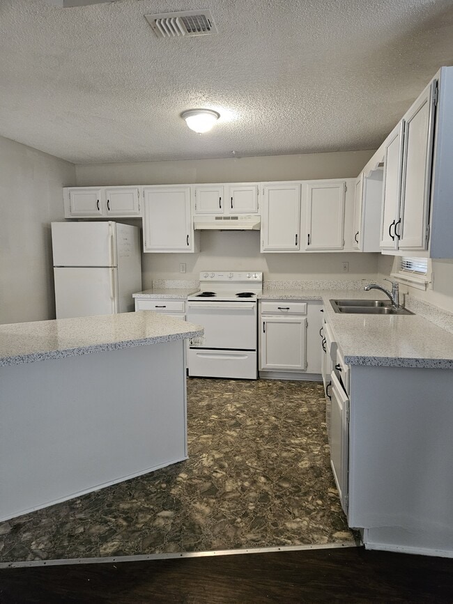 Building Photo - 3939 Hunters Lake Cir W