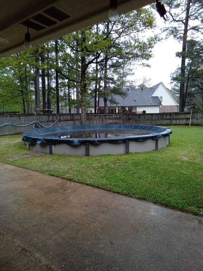 Building Photo - ****Woodlake South****MUST SEE**