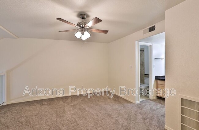 Building Photo - 2121 W Royal Palm Rd
