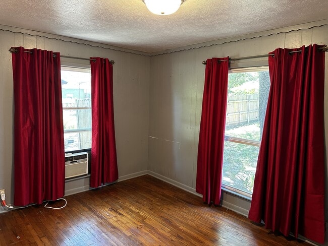 Building Photo - 906 Kingston Rd