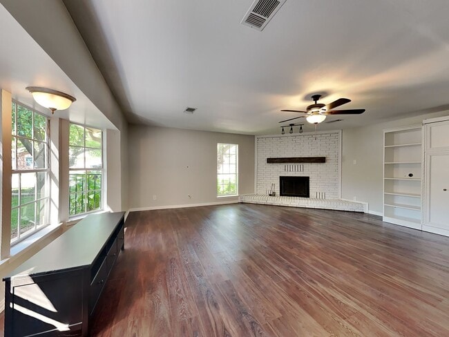Building Photo - DARLING HOME IN DENTON READY NOW!