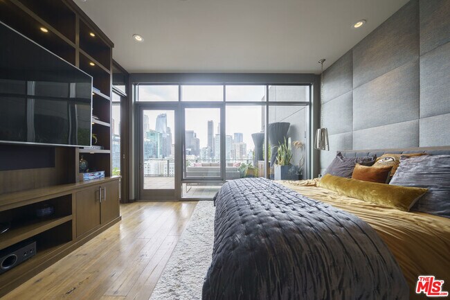 Building Photo - 1100 S Hope St