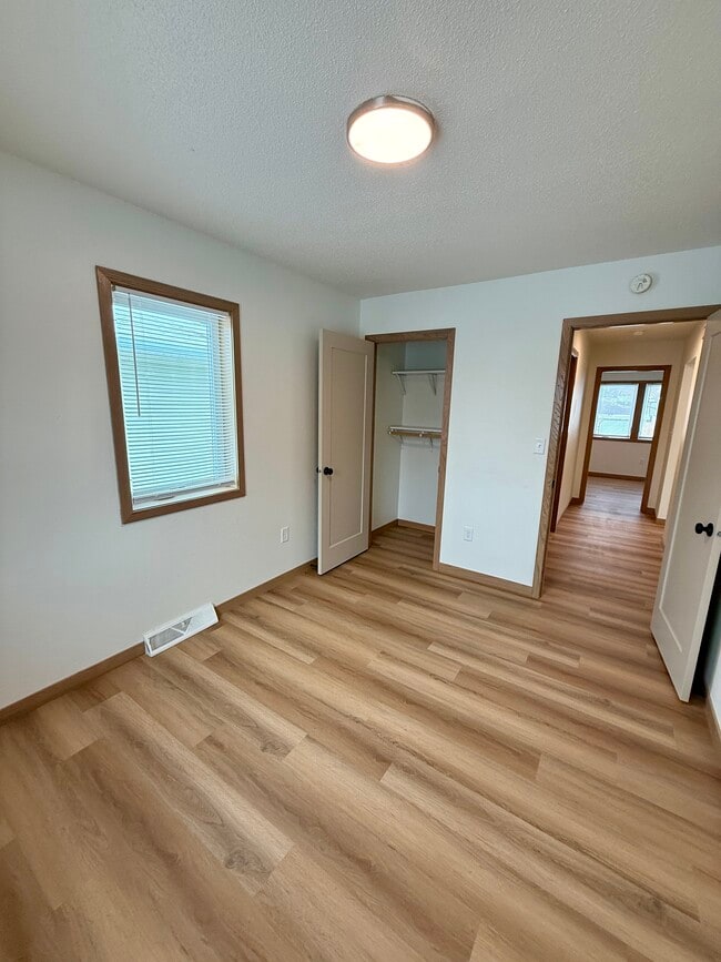 Building Photo - 1004 Castlewood Dr