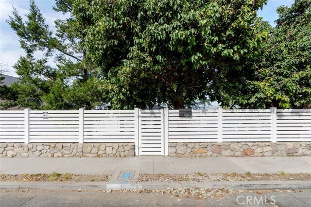 Building Photo - 10425 Pinyon Ave