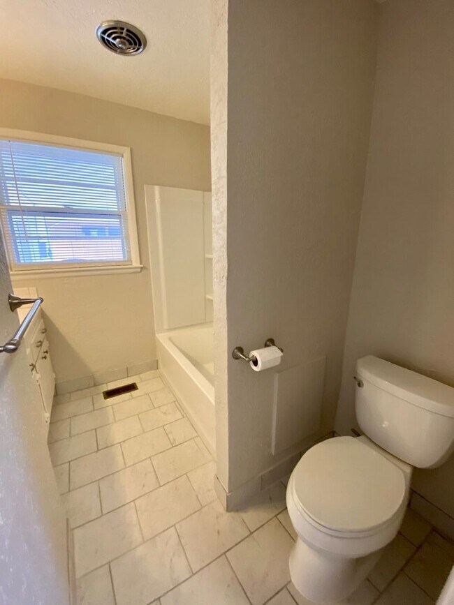 Building Photo - Updated & Renovated in Midtown! 3 Bedrooms...
