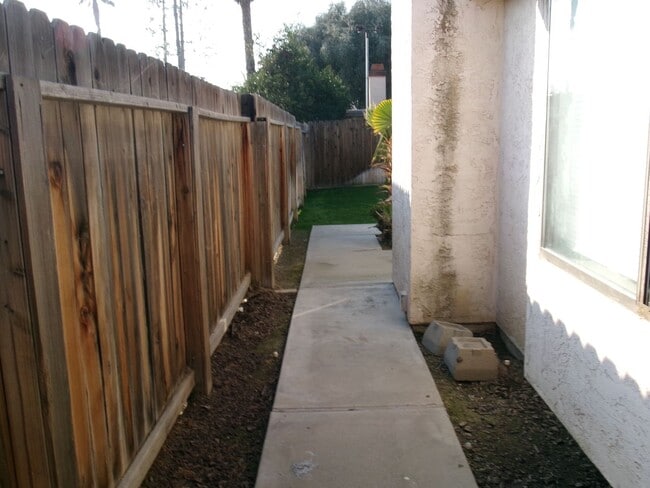 Building Photo - LAURELGLEN ! Application Pending