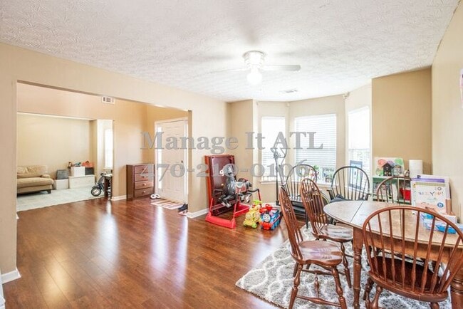 Building Photo - Charming 4-Bedroom Home for Rent in Prime ...