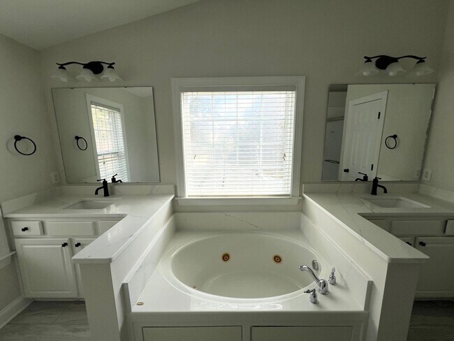 Building Photo - Four bedroom, 3.5 bath house in Elon!  Mus...