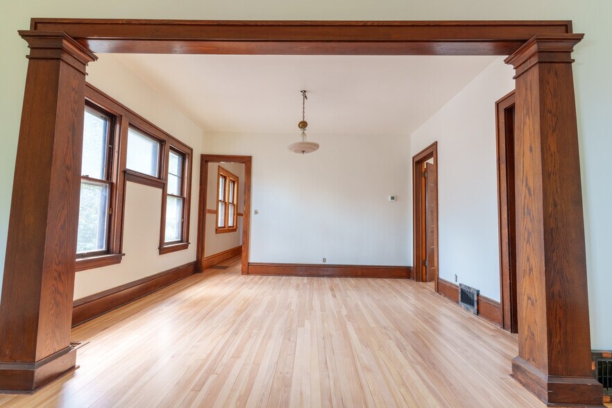 Building Photo - 824 5th St NE