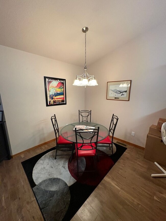 Building Photo - 4 Bedroom Townhome