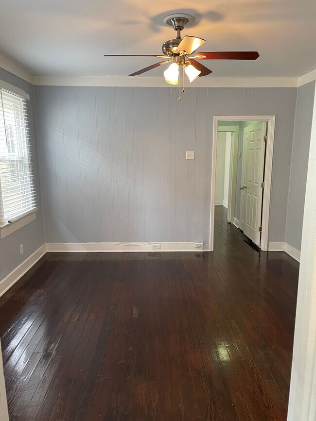 Building Photo - 2BD/1BA Uptown with Washer and Dryer in Unit and Backyard