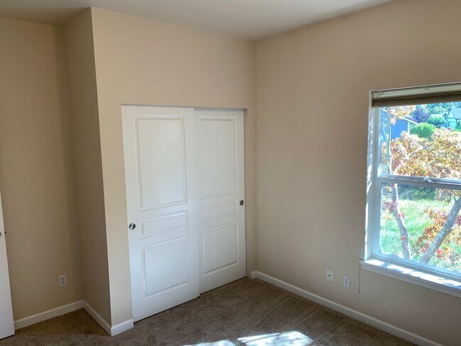 Building Photo - **Sunny Sequim**